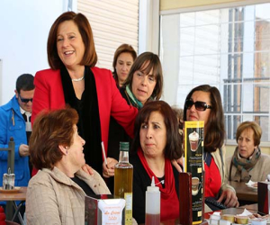 La consejera de Igualdad, Salud y Políticas Sociales, María José Sánchez, se reúne con la asociación de mujeres y discapacitados de Alhama