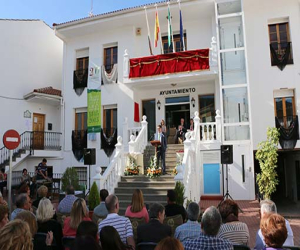 La bandera de Zafarraya ya ondea en su ayuntamiento, al tiempo que reconoció a sus vecinos ejemplares