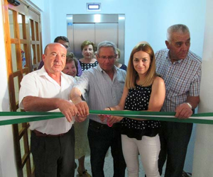 La asociación de pensionistas de Jayena inaugura su ascensor donado por el periodista Eduardo San Martin 