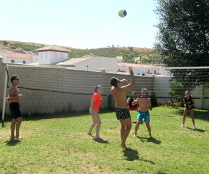 Torneo de vóley en la piscina de Fornes