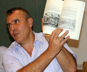 Salvador Raya revisa su guía histórico-artística de Alhama y la huella de esta ciudad en la literatura y el arte