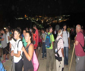 Caminando con la luna, poema fusionado con unas botas
