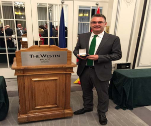 El arquitecto alhameño Juan Moya, recibió la Medalla de Oro a la excelencia profesional del Foro Europa 2001