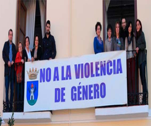 Pancarta contra la violencia de género en el balcón del ayuntamiento