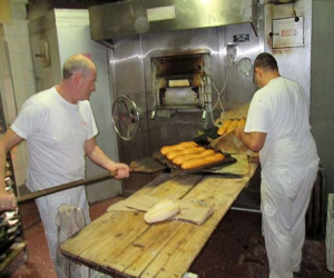 Panaderos en Jayena, tres opciones de este alimento básico