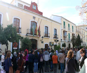 Concentración silenciosa frente al ayuntamiento de Alhama en repulsa por los atentados de París