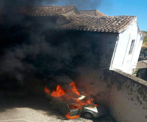 El incendio de un coche en Alhama provoca alarma en la población