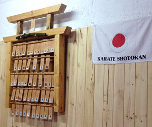 El gimnasio Ippon de Alhama crea un “nafuda kake” para homenajear a todos sus karatecas