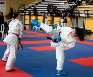 Alicia mujer, y deporte karate, en Loja