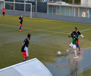 La UD Alhameña vuelve a la victoria bajo el diluvio