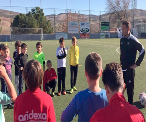 José Miguel Raya imparte un clinic sobre técnica a los jugadores de la UD Alhameña