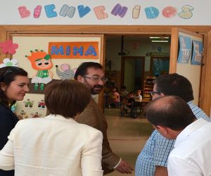 El delegado de educación de la Junta de Andalucía anuncia la instalación de la nueva caldera en el Cervantes