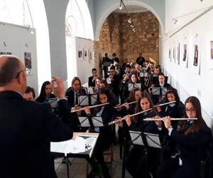 La lluvia aconsejó trasladar la actuación musical a la galería del Carmen este 28 de Febrero