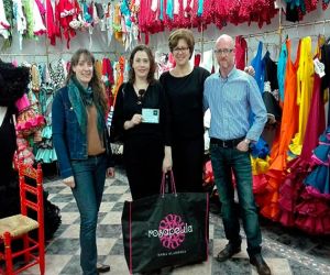 Rosapeula hace entrega del vestido a la ganadora del sorteo de la EMAG