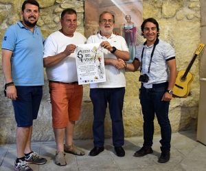 Los vinateros entregan 1.200 euros recaudados en la Fiesta del Vino 2018, a los discapacitados