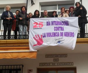 Izado de pancarta contra la violencia de género en Ventas de Zafarraya