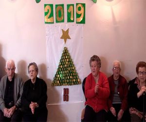 La UD Alhameña y los mayores de la residencia de Alhama felicitan el 2019