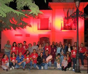 El ayuntamiento de Jayena se ilumina de rojo en apoyo a la visibilización del Síndrome 22q11
