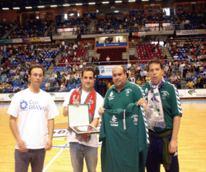Las “Ollas Locas” se hermana con la peña de Málaga "Trapibasket"