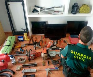 Detenidos como presuntos autores de al menos veinte robos en Jayena y Arenas del Rey
