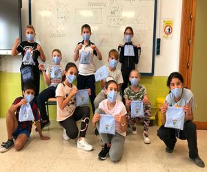 El Ayuntamiento de Jayena reparte a todos los escolares y profesores del colegio mascarillas reutilizables y bolsitas para guardarlas