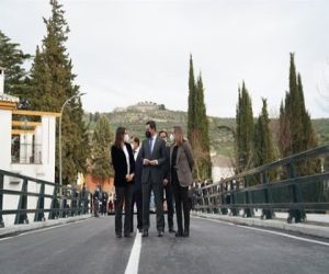 Juanma Moreno inaugura el nuevo puente de Santa Cruz del Comercio, ejecutado en cuatro meses