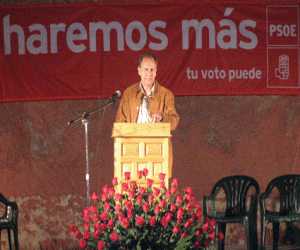 El PSOE de Alhama eligió la pared del castillo para cerrar su campaña