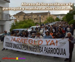 Cerca de 400 escolares dan un abrazo simbólico a la iglesia parroquial de Alhama