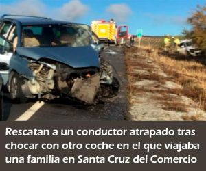 Rescatan a un conductor atrapado tras chocar con otro coche en el que viajaba una familia en Santa Cruz del Comercio