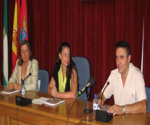 Salvador Raya presentó su libro Guía Histórico-Artística de Alhama de Granada