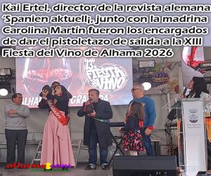 Casi 4.000 litros de mosto se reparten entre los asistentes a la XIII Fiesta del vino de Alhama
