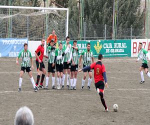 El árbitro descompensó el partido cuando todo estaba igualado