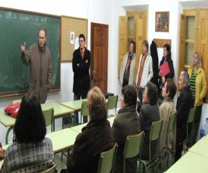 Los alumnos del Centro de Adultos se quejan del frío en las aulas