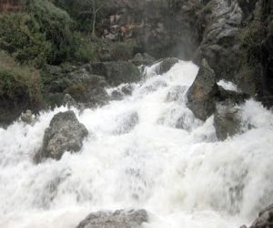 El efímero espectáculo de la surgencia de la cueva de Linarejo