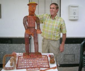 El artesano de los hilos de cobre de La Malahá publica un libro cuyos beneficios  destina a ASPAYM