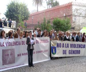 El pleno del Ayuntamiento de Alhama declara dos días de luto oficial por la muerte violenta de Fatiha el Khatiri