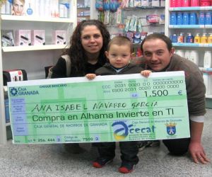 El joven matrimonio de Ana Isabel Navarro y José Antonio Reina resultaron agraciados con el premio de los 1.500 euros de ACECAT