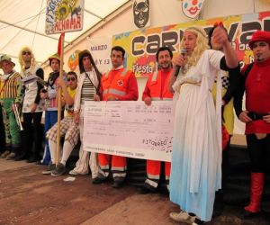 El Pitorreo entregó los 1.500 euros que dona a Haití en el Carnaval infantil