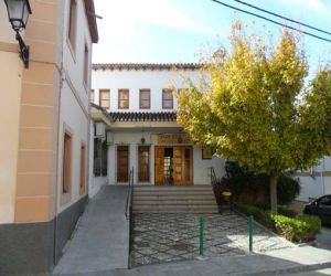 Roban en el edificio de usos múltiples de Jayena, donde se encuentra el  consultorio médico y la oficina correos