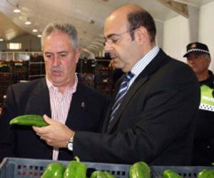 El presidente de Diputación dice en Ventas de Zafarraya  que promoverá apoyos para los agricultores
