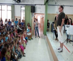 La escuela de música realizó la reunión de inscripciones y un concierto didáctico en los colegios