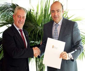 La Diputación firma un convenio con el Ayuntamiento de Alhama que dejará inversiones por un millón de euros en la comarca
