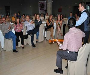 Los compañeros de Antonio Manuel lo sorprendieron con una fiesta en la que cantó Juan Pinilla