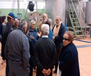 Visita de los mayores a la cooperativa Los Tajos