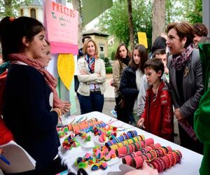 La Feria del Emprendimiento reúne a mil escolares de Granada que exponen sus productos empresariales, entre ellos los de Alhama 