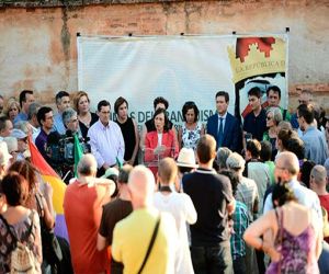 Junta y asociaciones celebraron un homenaje de memoria democrática en la Tapia del Cementerio de Granada