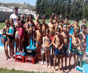 La piscina de Fornes finaliza su temporada estival con diversiones infantiles