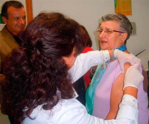 Salud ha iniciado la vacunación frente a la gripe en 337 puntos asistenciales para evitar complicaciones en la población de riesgo