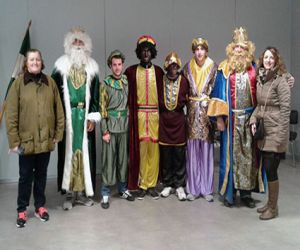 La lluvia obliga a recortar el recorrido de los Reyes Magos en Fornes