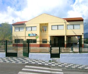 «El maestro no da abasto. En segundo de Primaria del Tierno Galván de Zafarraya estudian 31 niños. Algunos apenas hablan español»